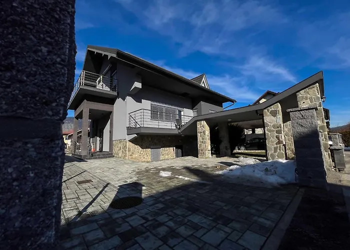 Delightful Cozy Riverside - One Bedroom With Terrace *